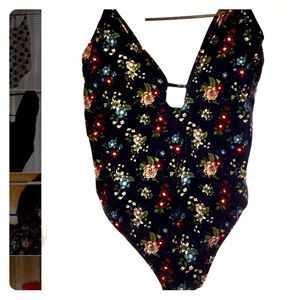 🌹black floral one piece!🌹